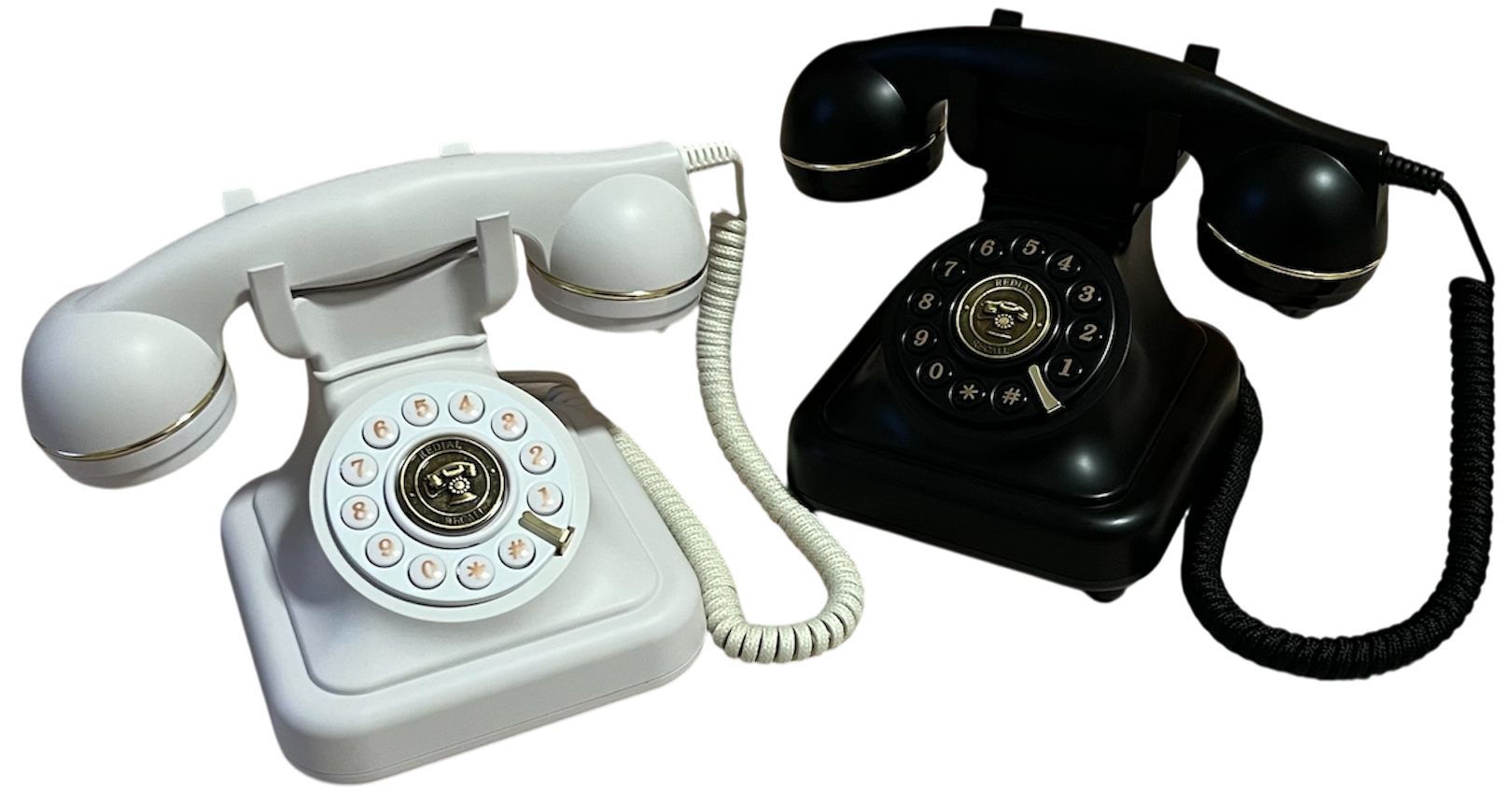 Két retro asztali telefon, fehér és fekete színben, tárcsázó gombokkal és kagylókkal.